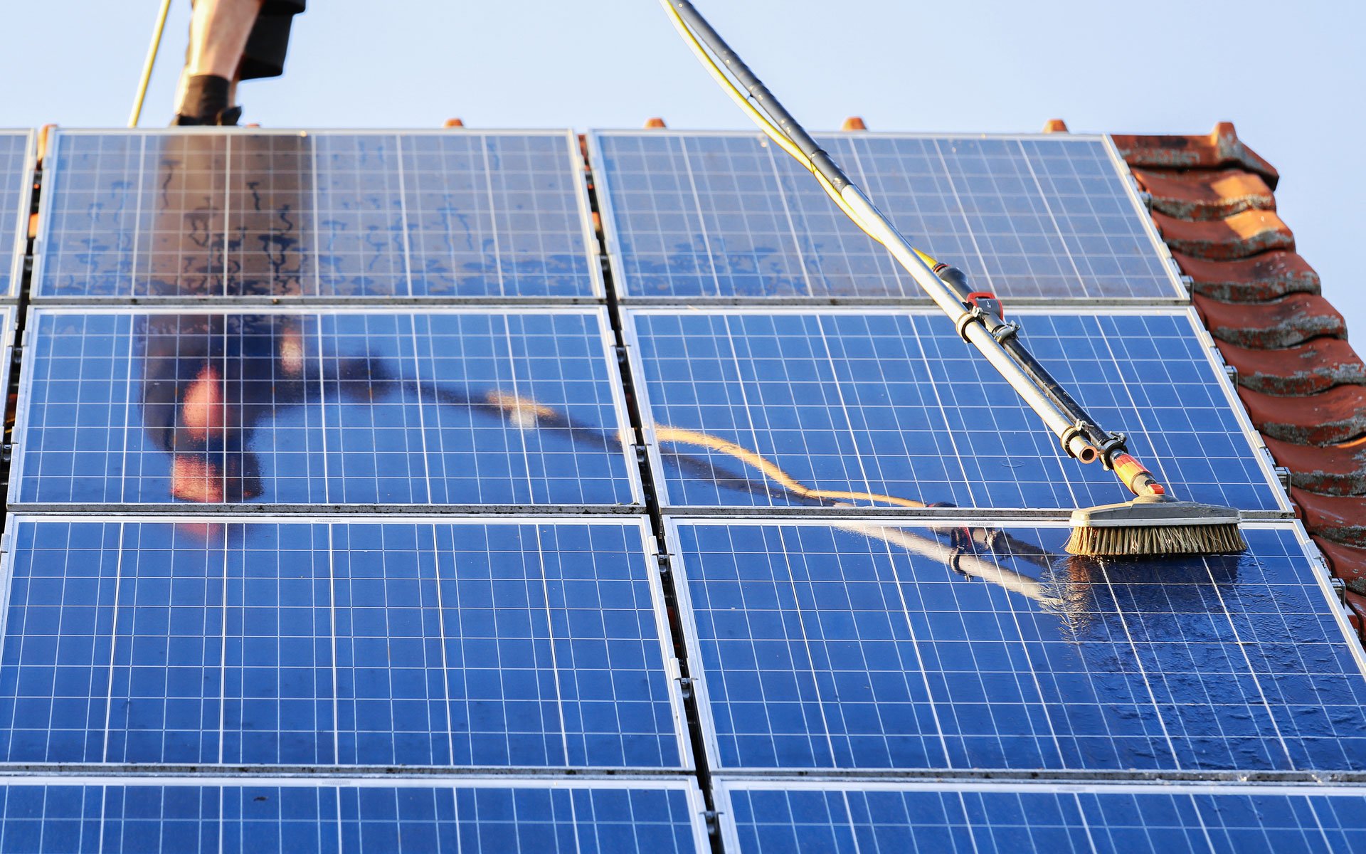 21-10-Clean-Solar-Panels_368852462